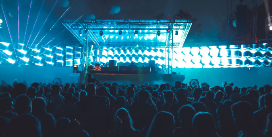 src="festival-visuals-isle-of-summer" alt=" Ultrawide Festival Visuals für das Isle Of Summer Festival.jpg"